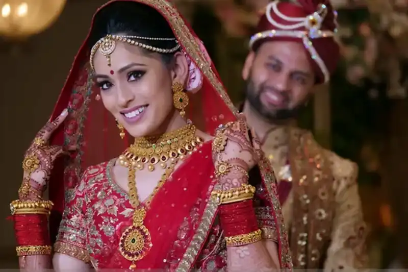 Cheerful Saree Pose for the Bride