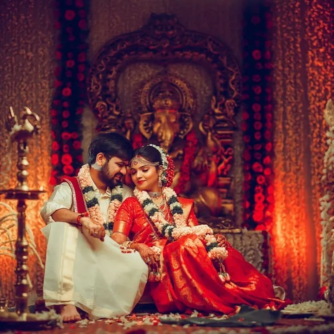 cinematic-saree-pose-for-couples