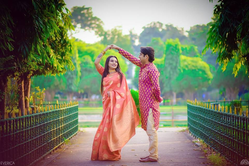 evergreen-saree-photo-pose-for-couple