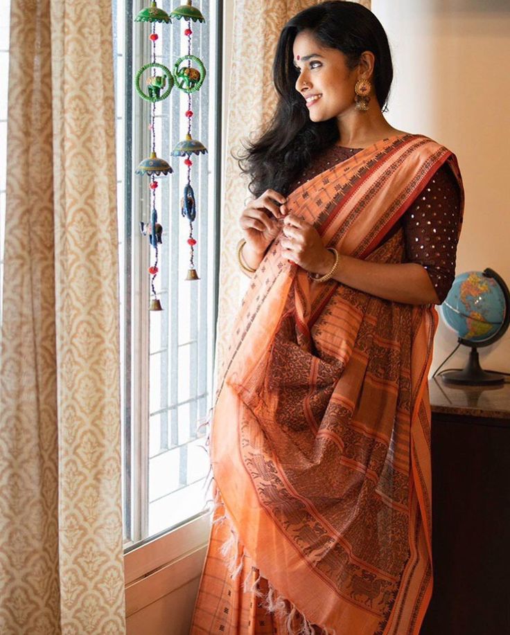 saree-photo-pose-for-a-candid-shot