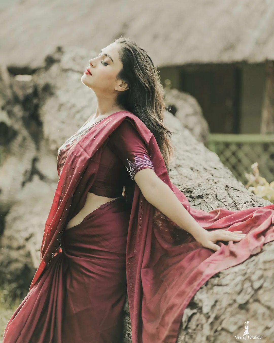 saree-pose-for-a-sunkissed-shot