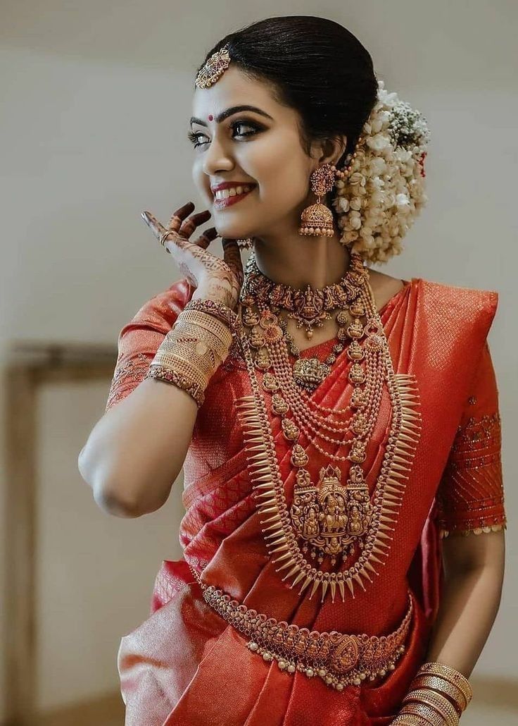 saree-pose-for-the-fun-bride